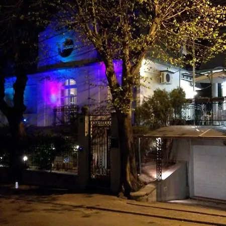 Resident Hill בית הארחה 4*