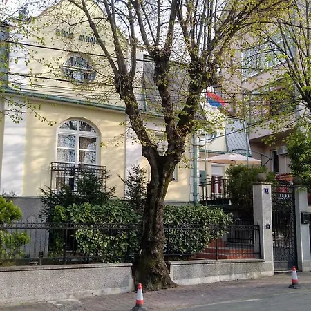 Resident Hill בית הארחה